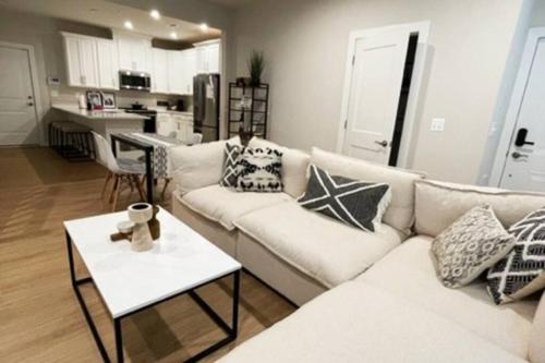New 3BR condo near IAD airport weekly and monthly discount