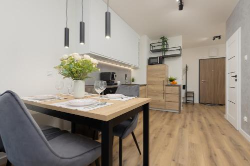 Łopuszańska Apartment with Balcony in Warsaw by Noclegi Renters, Warszawa (zdjęcie 4)
