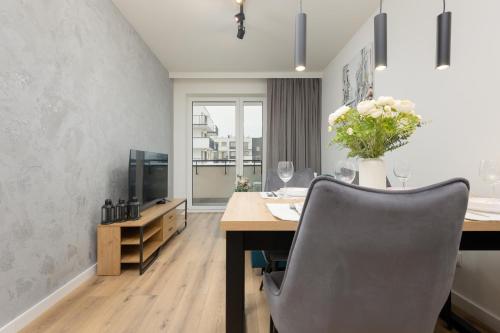 Łopuszańska Apartment with Balcony in Warsaw by Noclegi Renters, Warszawa (zdjęcie 9)