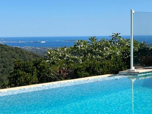 Luxury Villa, Amazing View on Cannes Bay, Close to Beach, Free Tennis Court, Bowl Game