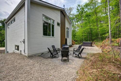 A szálláshely kívülről, DIX8 SPA and surrounding forest in Saint-Alphonse-Rodriguez (QC)