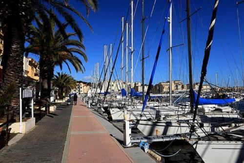 Bungalow tout confort avec accès direct à la plage (Bungalow tout confort avec acces direct a la plage) in กรุยส์สัน