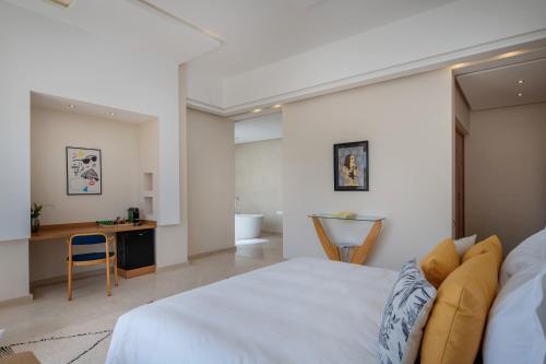 Deluxe Double Room with Bath image 10