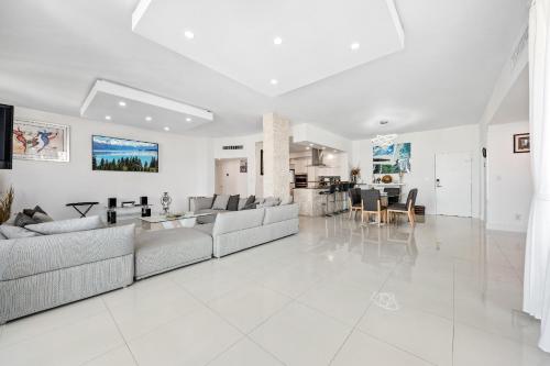 Oceanfront Luxury Penthouse On The Beach 3 Bedroom - image 5