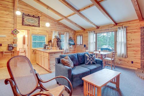 The Hideaway Eagle Chain Access and Riverside View in Eagle River, USA