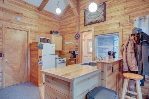 The Hideaway Eagle Chain Access and Riverside View in Eagle River, USA