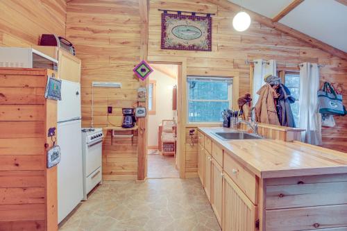 The Hideaway Eagle Chain Access and Riverside View in Eagle River, USA