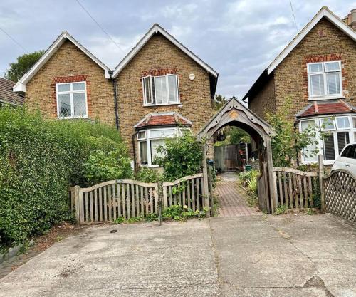 Inviting 4-Bed House near Heathrow with fireplace