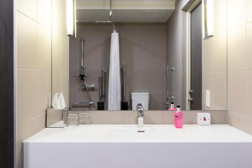 518627637 Moxy Aberdeen Airport