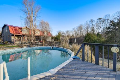 Cozy Cottage with Pool Btwn Knoxville and Pigeon Forge in Strawberry Plains, USA