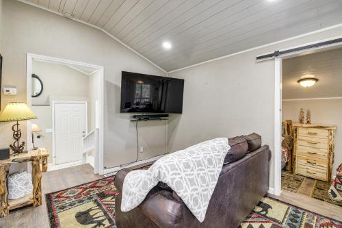 Cozy Cottage with Pool Btwn Knoxville and Pigeon Forge in Strawberry Plains, USA
