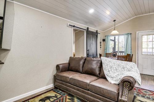Cozy Cottage with Pool Btwn Knoxville and Pigeon Forge in Strawberry Plains, USA