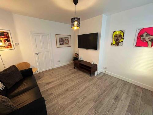 Cool 2 Bed Hornchurch House, Arcade Games, Free Parking