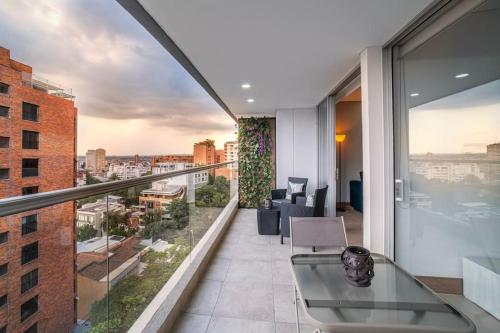 H807 - Amazing Penthouse Views, Pool and Parking