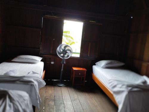 4 twin beds
