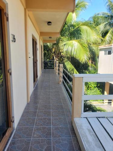 Beach Club Budget Rooms at Popeyes Caye Caulker in Кей Колкер