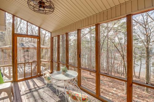 Lakefront Arkansas Home with Deck, Grill and Cornhole!