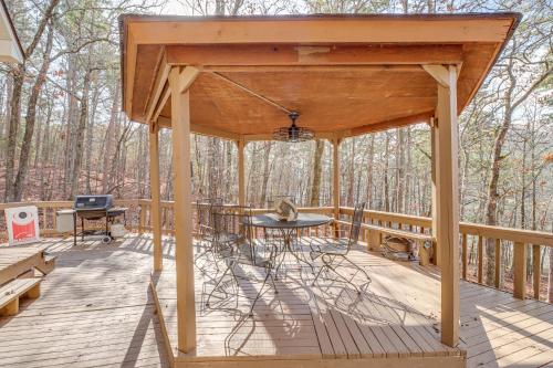 Lakefront Arkansas Home with Deck, Grill and Cornhole!