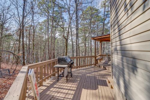 Lakefront Arkansas Home with Deck, Grill and Cornhole!