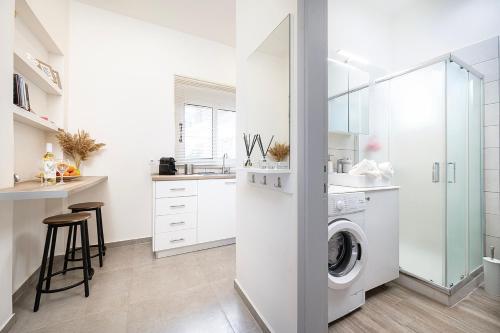 Coastal Elegance Suite 1-Min to the Beach