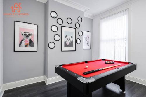 Spacious 5-Bedroom Oasis with Games Room-Liverpool