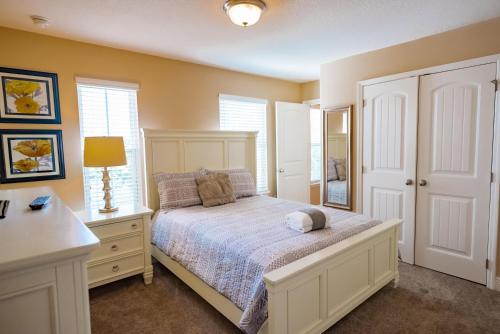 6 Bedroom Pool Home Solterra Resort in Davenport, USA