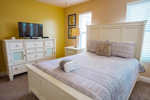 6 Bedroom Pool Home Solterra Resort in Davenport, USA