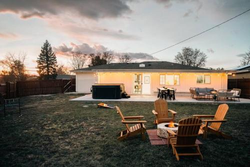 Hot Tub with Mountain Views, Game Room, Foosball, Fire Pit