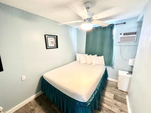Deluxe Queen One-Bedroom Apartment image 3