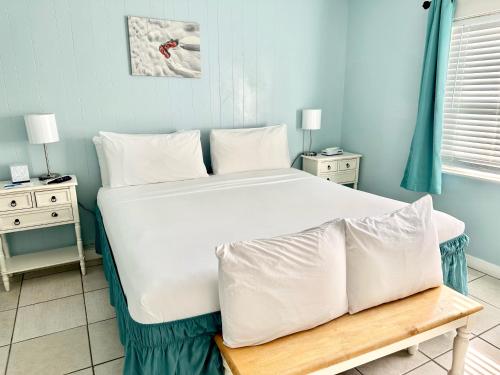 Deluxe King One-Bedroom Apartment image 1