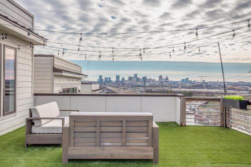 Ole Smoky House with Rooftop Golf and city Views! 8min to Whiskey Row! Sleeps 9!