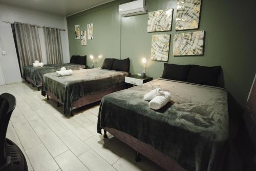3 queen beds