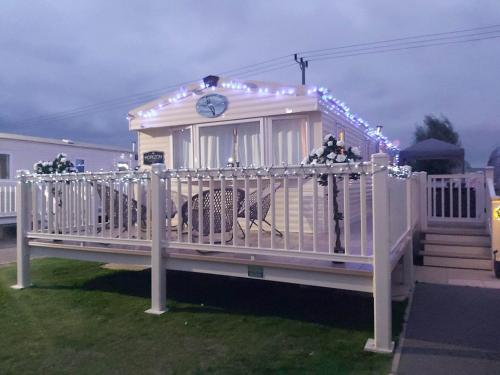 Immaculate 3-Bed Caravan with Hot Tub