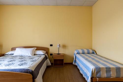 1 king bed, 1 twin bed