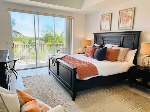 Amazing & Spacious Top Floor Condo with Bay View! detail