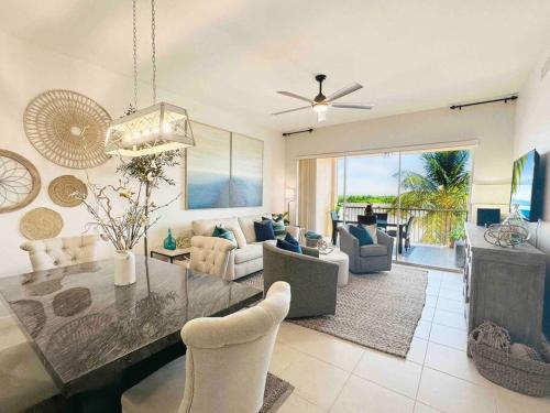 Amazing & Spacious Top Floor Condo with Bay View! detail