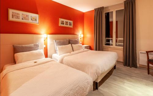 1 double bed, 1 twin bed
