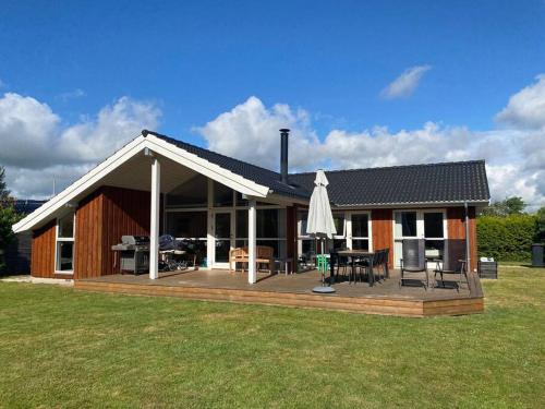  Skønt lyst familiesommerhus med legeplads i haven in Skælskør