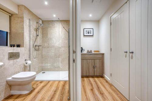 Bathroom, Contemporary Stockton Studio Room - Free WiFi - Parking in Long Itchington