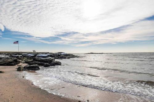 Beach Bungalow Sanctuary, Game Room, Ocean Views in Milford, USA