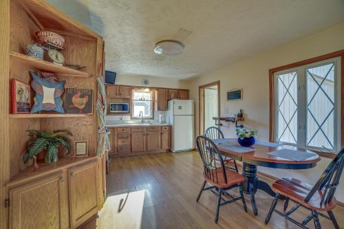 Quaint Youngstown Home about 2 Mi to Boardman Park! in Youngstown, USA