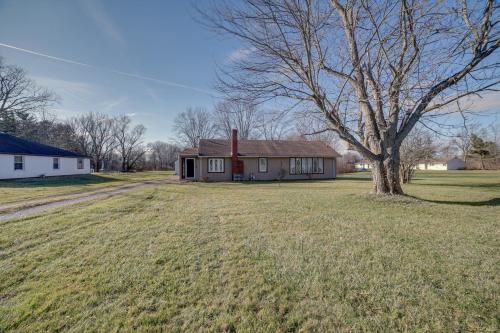 Quaint Youngstown Home about 2 Mi to Boardman Park!