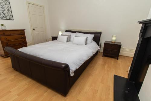 Dwellcome Home Ltd Spacious 4 King Bedroom 6 Beds Townhouse - see our site for assurance