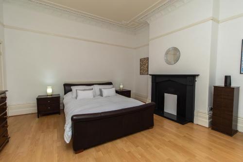 Dwellcome Home Ltd Spacious 4 King Bedroom 6 Beds Townhouse - see our site for assurance