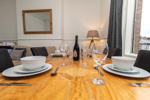 Dwellcome Home Ltd Spacious 4 King Bedroom 6 Beds Townhouse - see our site for assurance