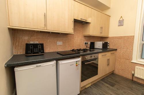 Dwellcome Home Ltd Spacious 4 King Bedroom 6 Beds Townhouse - see our site for assurance