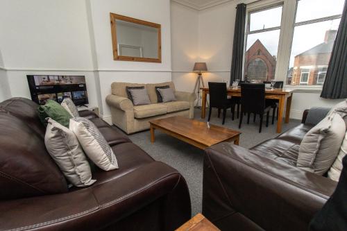 Dwellcome Home Ltd Spacious 4 King Bedroom 6 Beds Townhouse - see our site for assurance