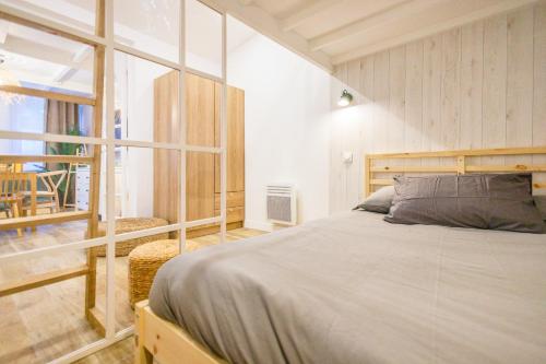 Joyful tiny house seaside
