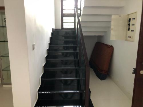 Posh Villa 3 bed 3 bath ac  2 kitchen  Dining living room  family room  in TVM  Kowdiar please contact host refeekhm at yah dot com or refeekhm at gmai el dot com please don't pay without contacting host - image 5