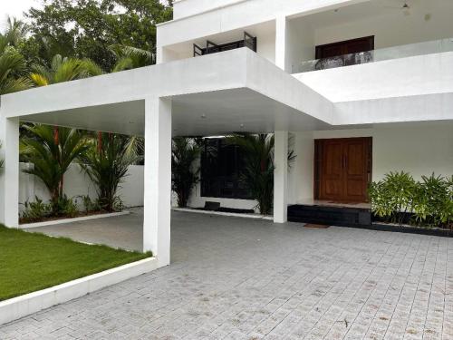 Posh Villa 3 bed 3 bath ac  2 kitchen  Dining living room  family room  in TVM  Kowdiar please contact host refeekhm at yah dot com or refeekhm at gmai el dot com please don't pay without contacting host - image 4